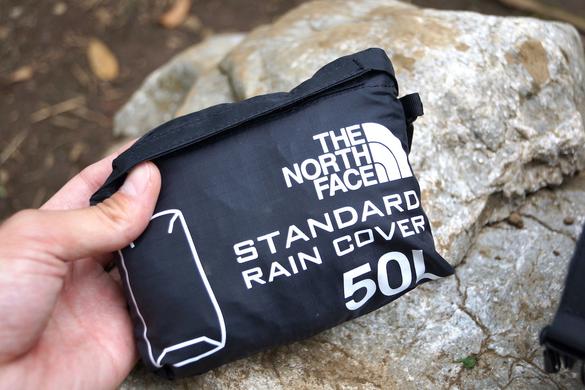 THE NORTH FACEのレインカバーで登山の雨対策はバッチリ！ 装着も収納 