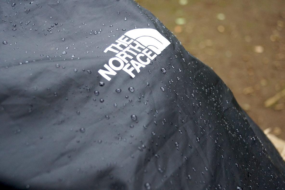 THE NORTH FACEのレインカバーで登山の雨対策はバッチリ！ 装着も収納