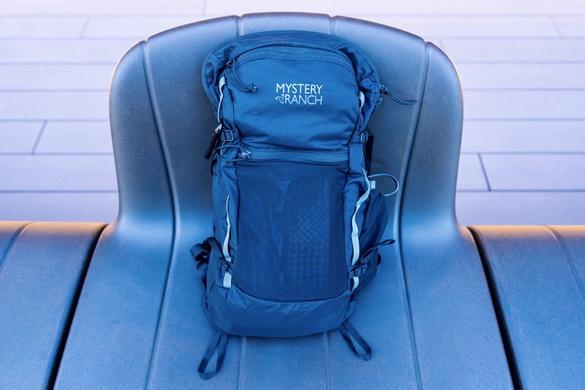 素晴らしい ミステリーランチの400gパッカブルリュックで旅先アウトドアまで 登山用品