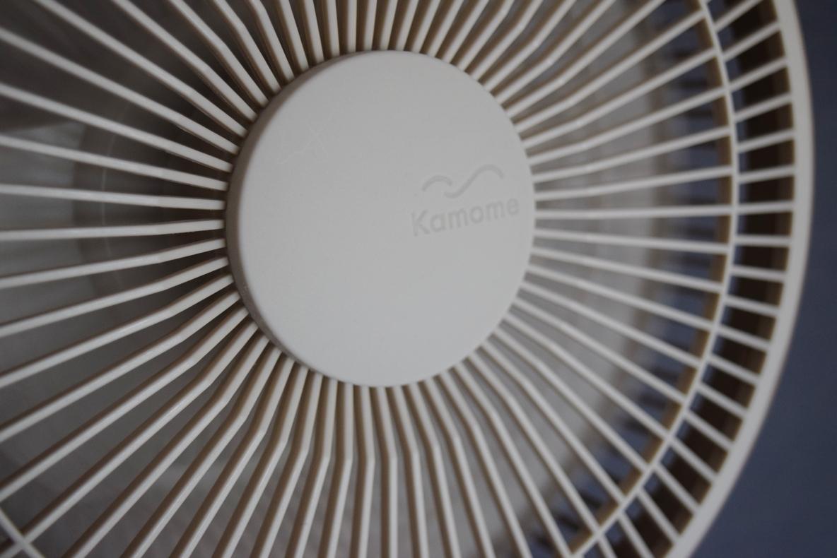 コンパクトなのに、ふんわり風が遠くまで届く。カモメファン扇風機で夜