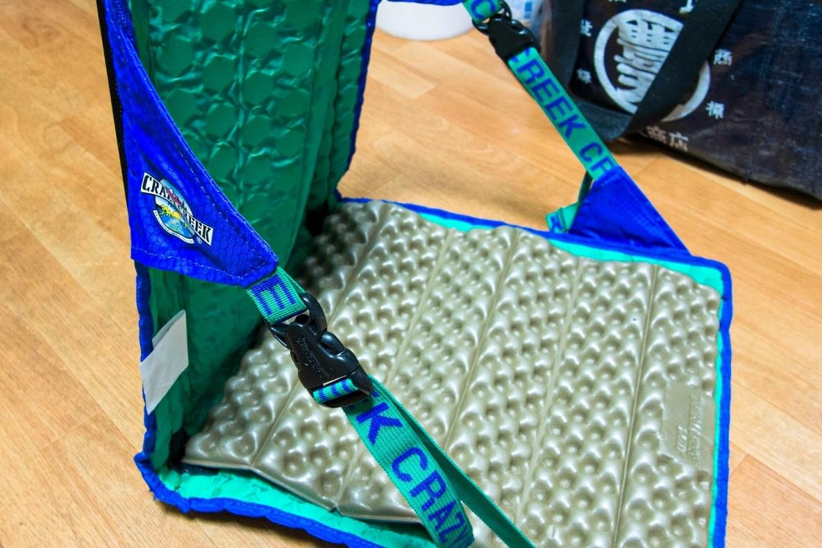 CRAZY CREEKのHEX2.0 オリジナルチェアはカーボンフレーム製で快適