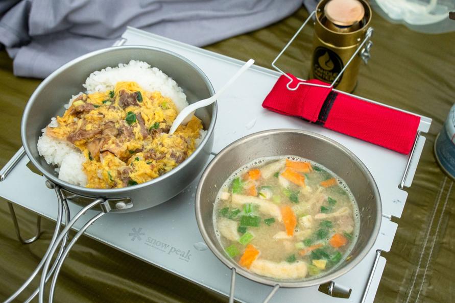 カスケードワイルド「ウルトラライトフォールディングテーブル」の上にアウトドア飯