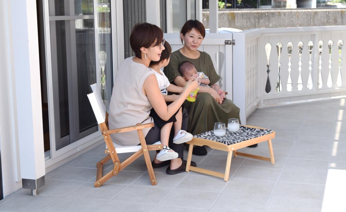 ニトリの「木製折りたたみローチェア」があるだけで、ベランピングが 