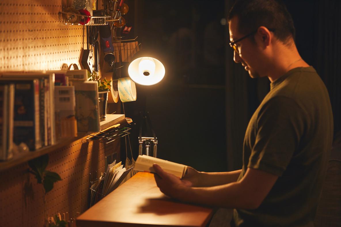スピーカーと電球が1つに。いつもの照明を変えるだけで、1日の スピーカーと電球が1つに。いつもの照明を変えるだけで、1日の