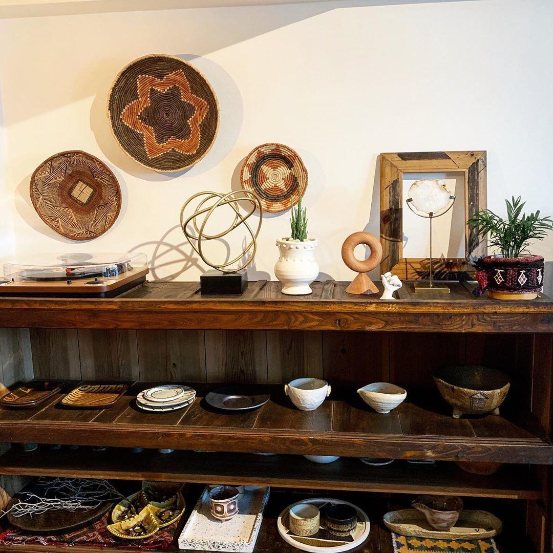 食器棚で“魅せる収納”。手作りの陶器が活きる空間｜わたしの部屋