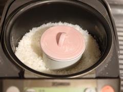 この小さなカップがあれば、ごはんとおかずが同時に完成！ 忙しい朝も時短できたよ | ROOMIE（ルーミー）