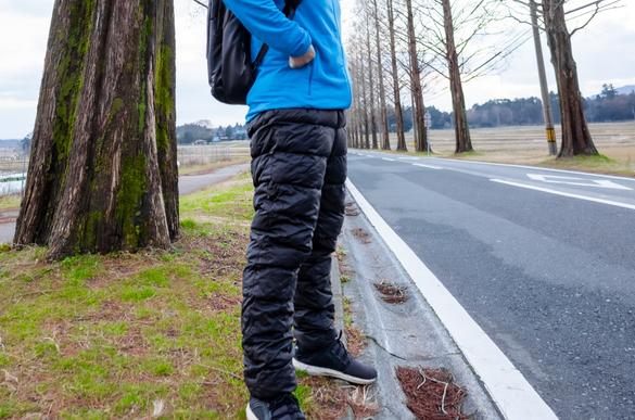 軽くてあたたかいMEのダウンパンツ。片手サイズに収納できて持ち運びも 