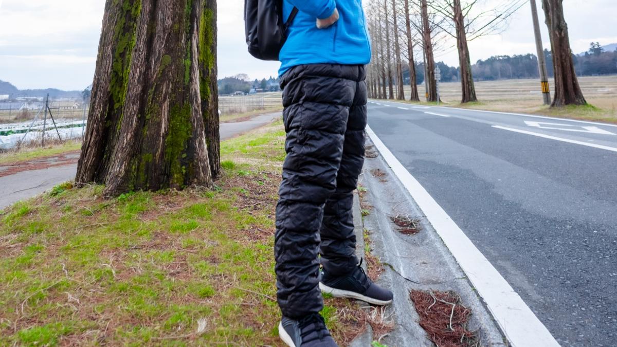 軽くてあたたかいMEのダウンパンツ。片手サイズに収納できて持ち運びも  