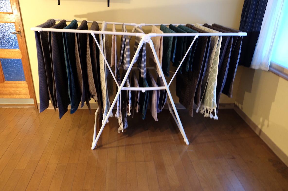 カインズの「折りたたみ物干し横型」は部屋干しの最適解かも。バス