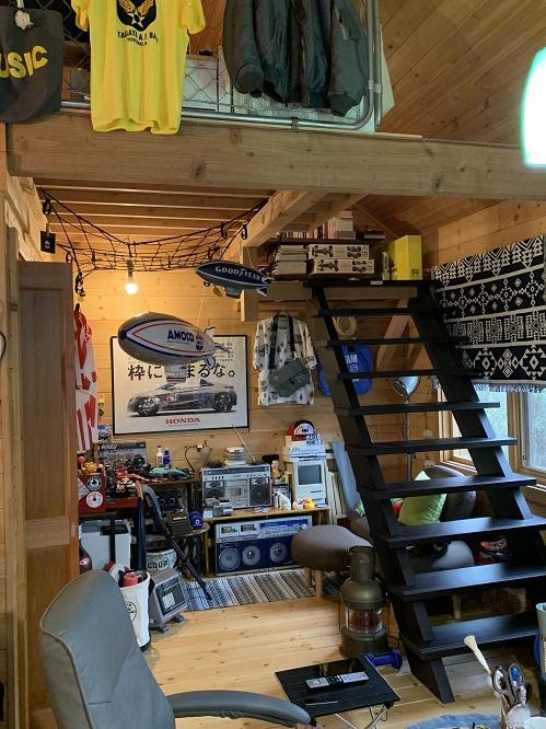 秘密の部屋 こだわりのリスニングスペースのあるログハウスが週末の秘密基地
