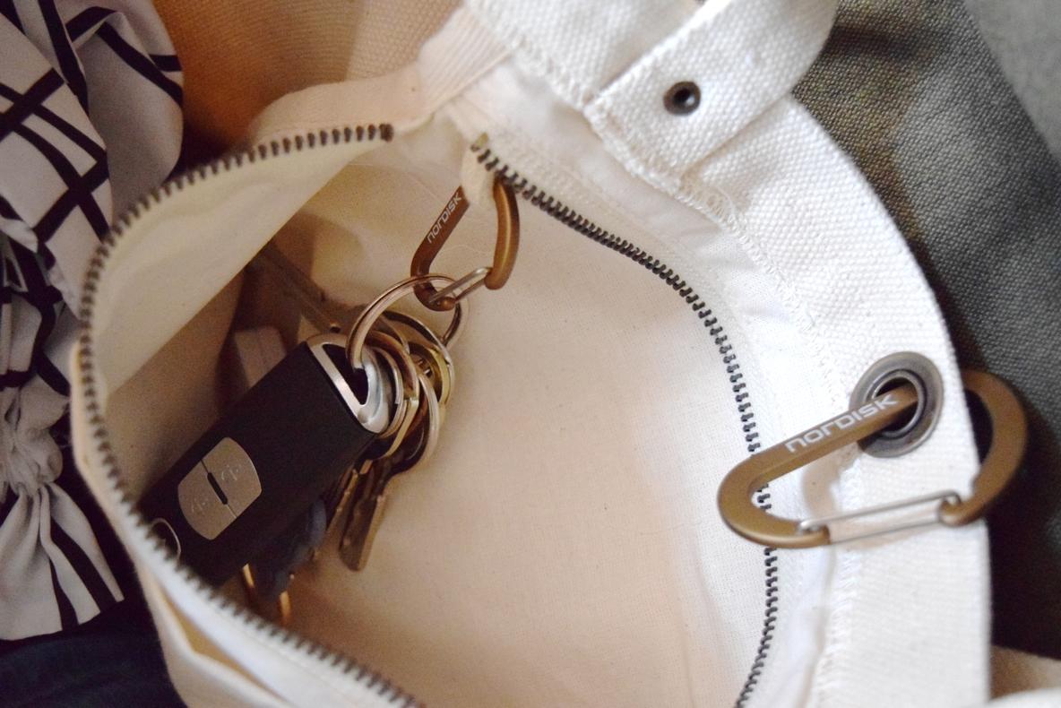 ノルディスクのコットンバッグが、ざっくり使えて小物収納にも便利だっ