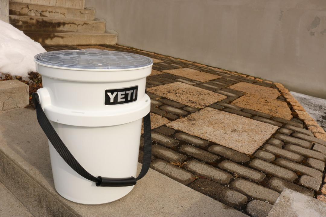 YETI」のバケツは、サイドテーブルやチェアにもなる…？タフで便利な