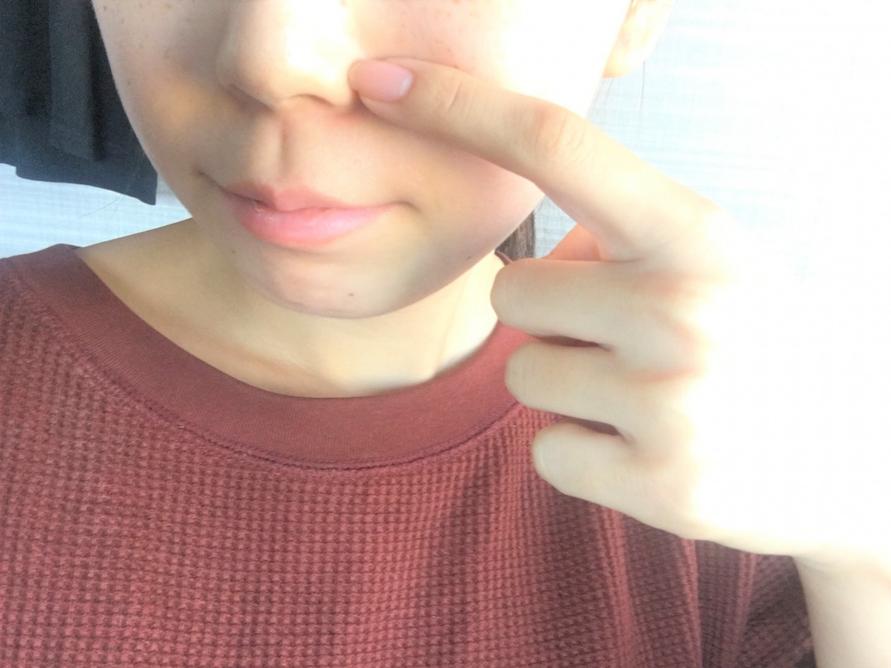 小鼻ケアする様子