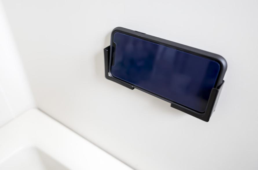 山崎実業のマグネットバスルームタブレットホルダーを浴室で使うイメージ