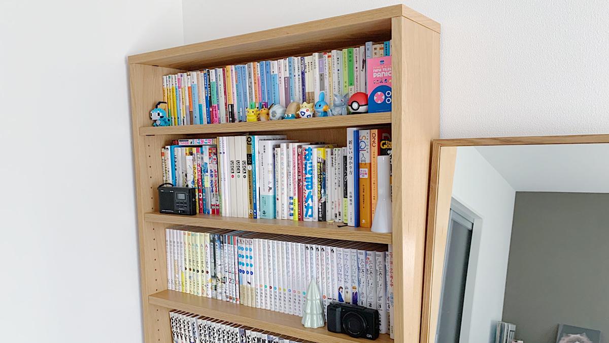 無印良品の薄型本棚で、かさばる本をすっきり。狭い部屋にも置きやすい  