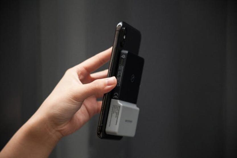 モバイルバッテリーにもスピーカーにもライトにも。万能なスマホの相棒が心強すぎる | ROOMIE（ルーミー）