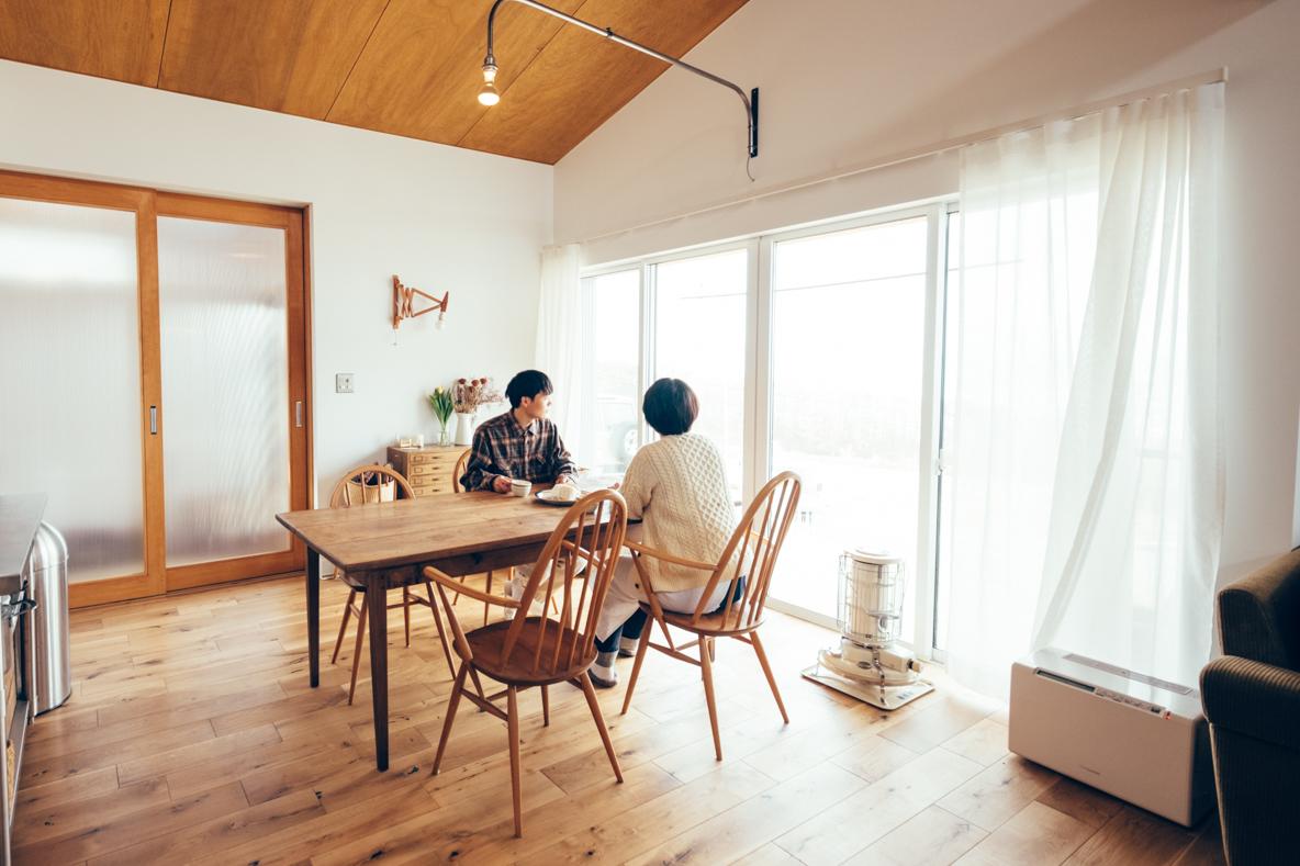 古道具と薪ストーブ、畑仕事を愛する若夫婦が建てた、北アルプスが一望できる戸建て（長野県松本市）｜みんなの部屋 | ROOMIE（ルーミー）