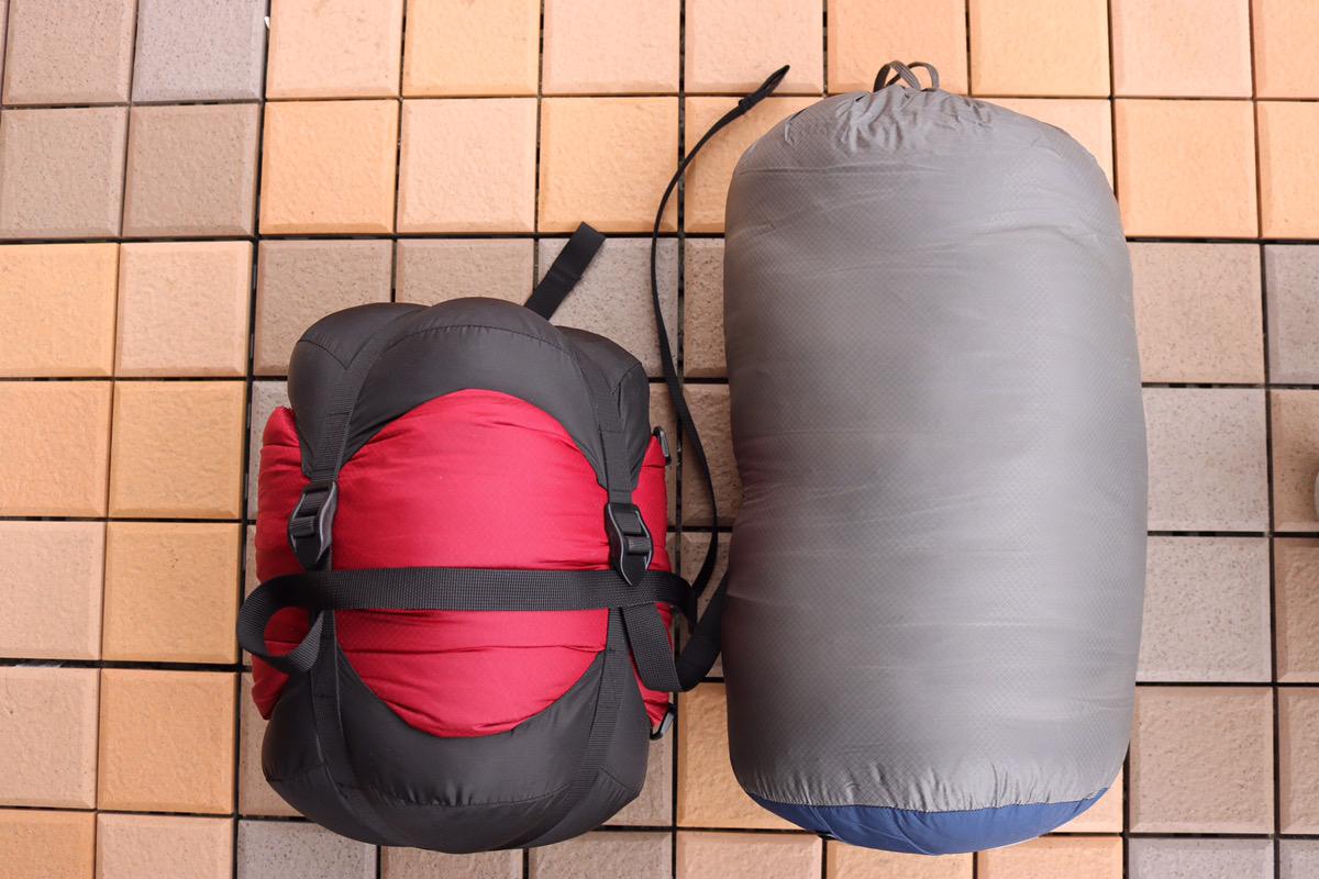 ISUKAの「ウルトラライトコンプレッションバッグ」で大きな寝袋を圧縮