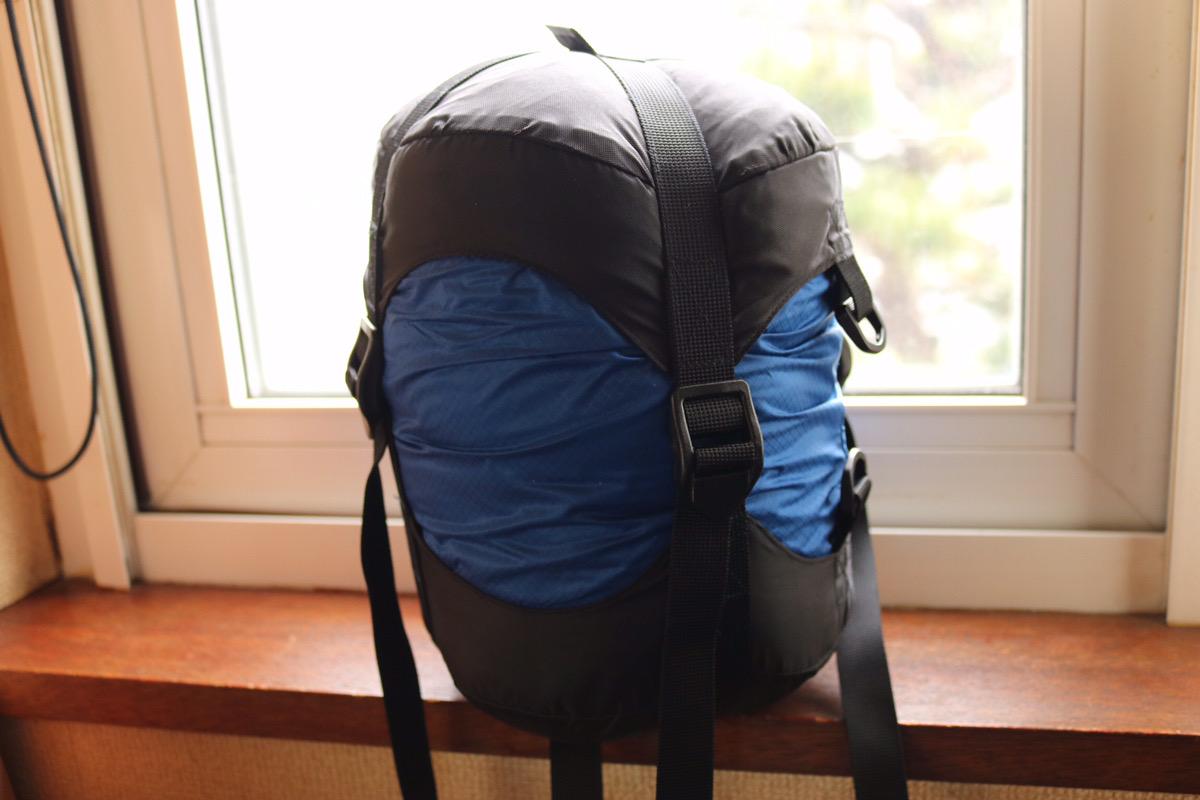 ISUKAの「ウルトラライトコンプレッションバッグ」で大きな寝袋を圧縮