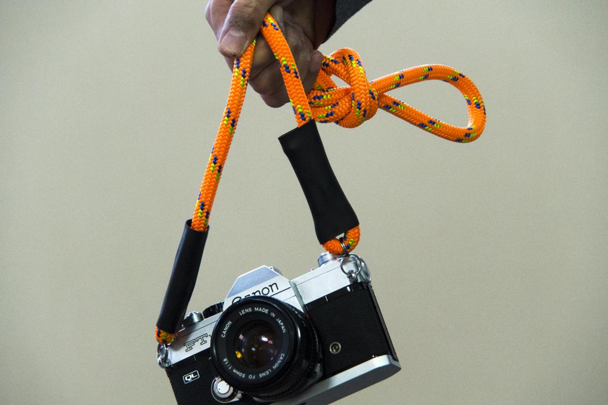 人気カラーの クライミングロープ製 カメラストラップ ネックストラップ 黒