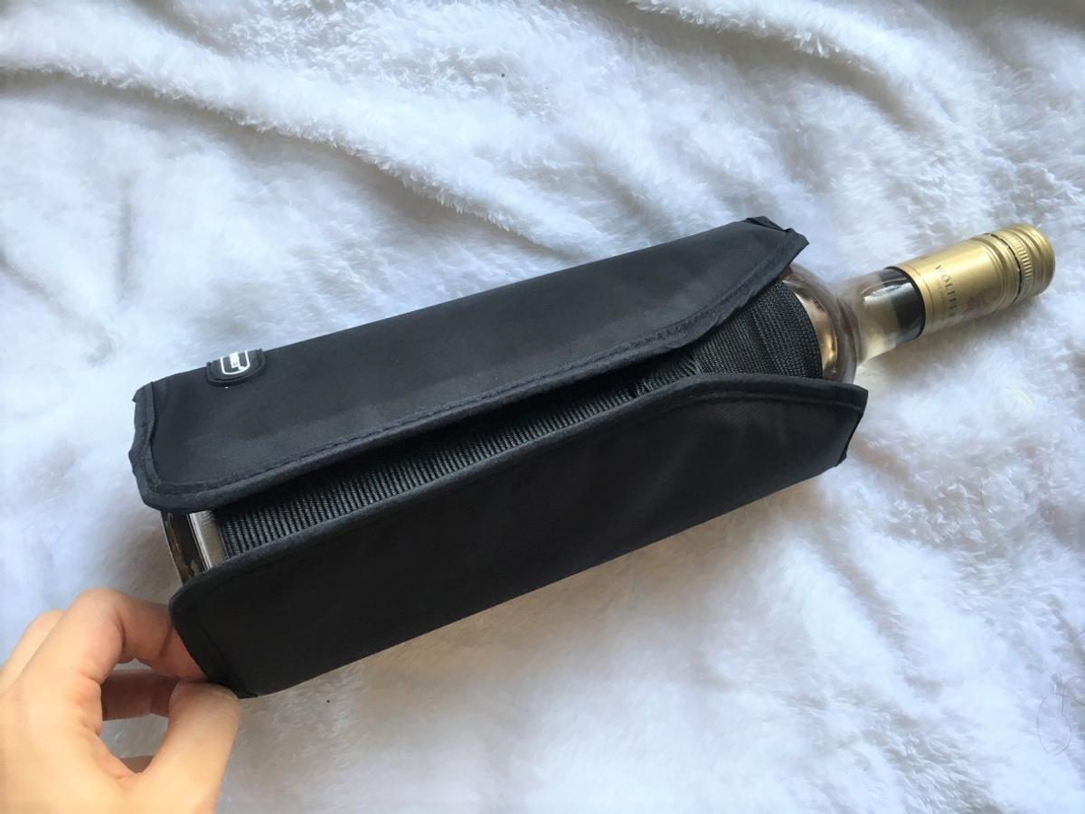 ル・クルーゼのアイスクーラースリーブをワインボトルに被せたイメージ