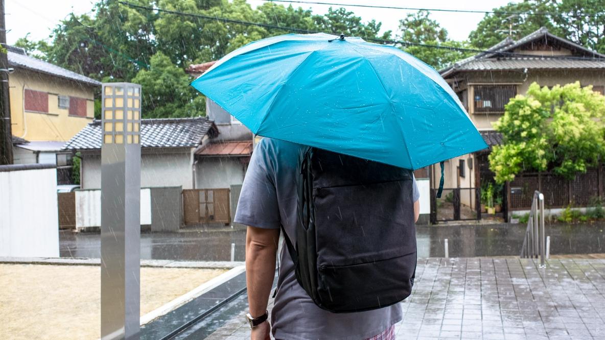 モンベルの折りたたみ傘で「背中が濡れる問題」を解決。リュックでも