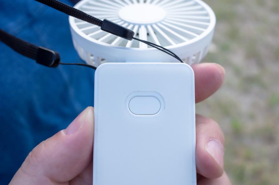 無印良品の充電式ハンディファンのボタン
