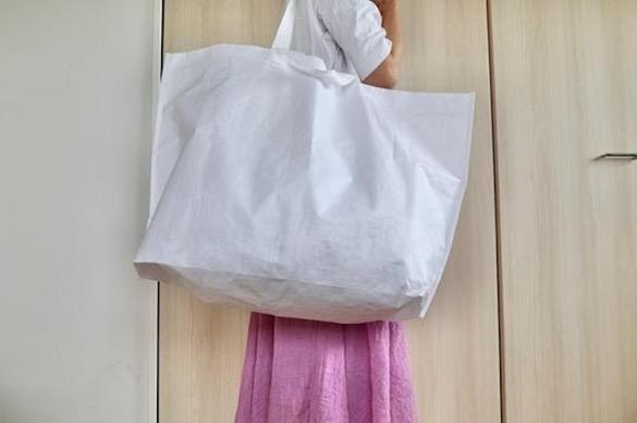 無印良品の150円で買える大きなショッピングバッグは、収納にも活躍し 