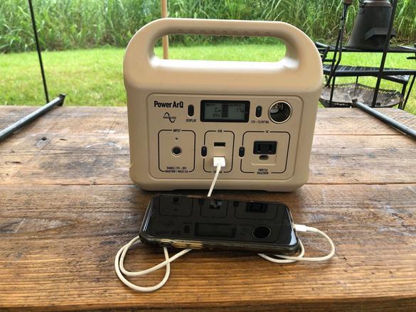 お部屋になじむポータブルバッテリー。持ち運びもしやすいコンパクト 