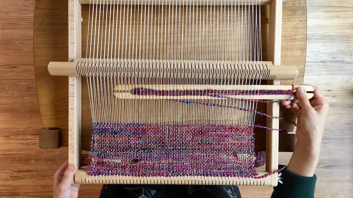 ニック社の「ユッタ」は無心で楽しめる織り機。さくさく織れて、心も 