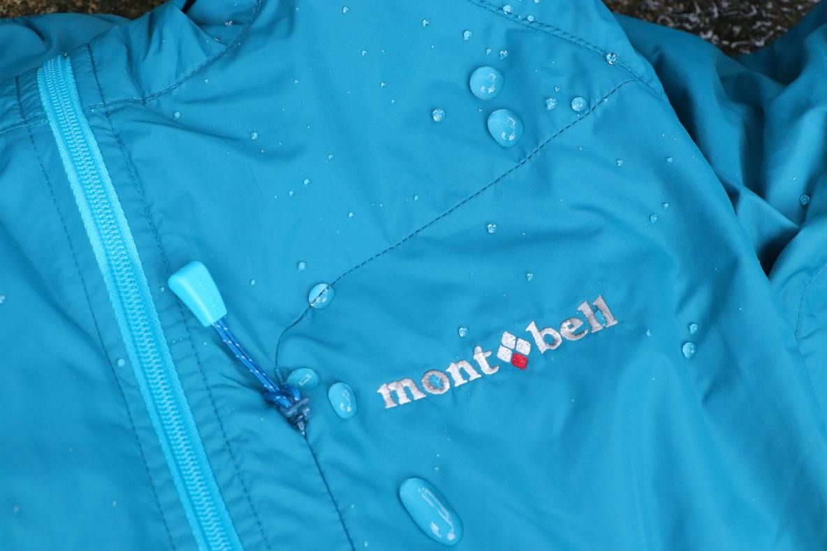 寒暖差に対応するモンベルの頼れるウェアは、携帯もできて雨具