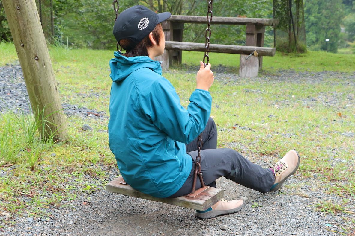 寒暖差に対応するモンベルの頼れるウェアは、携帯もできて雨具としても