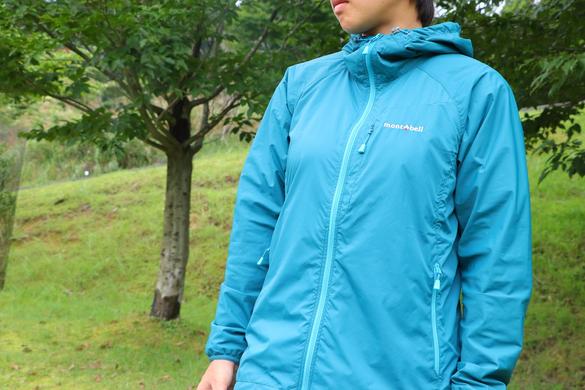 寒暖差に対応するモンベルの頼れるウェアは、携帯もできて雨具としても 