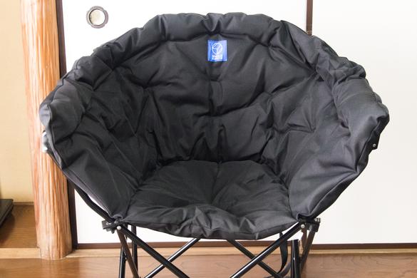 ふわふわの中綿が入ったアウトドアチェアを発見！ これは立ち上がれ 