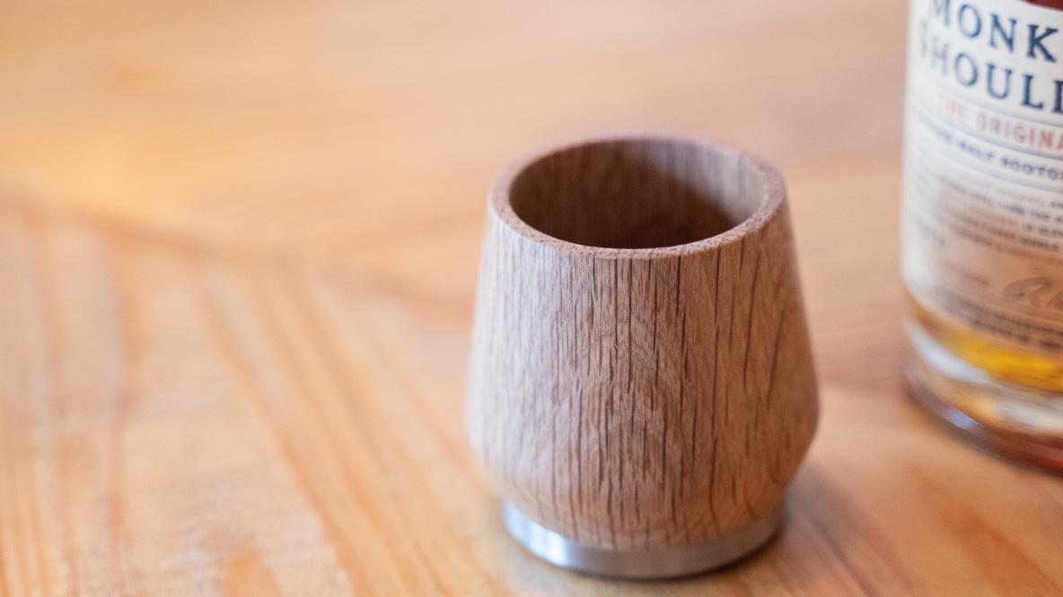 オーク材をつかった「ウイスキー専用タンブラー」で、味と香りを