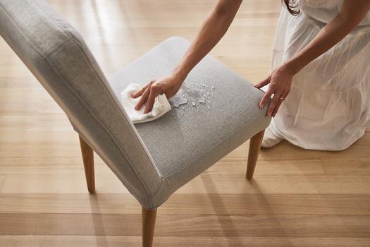 快眠マットレスで有名な「コアラ」の新作はチェア＆テーブル。これは 