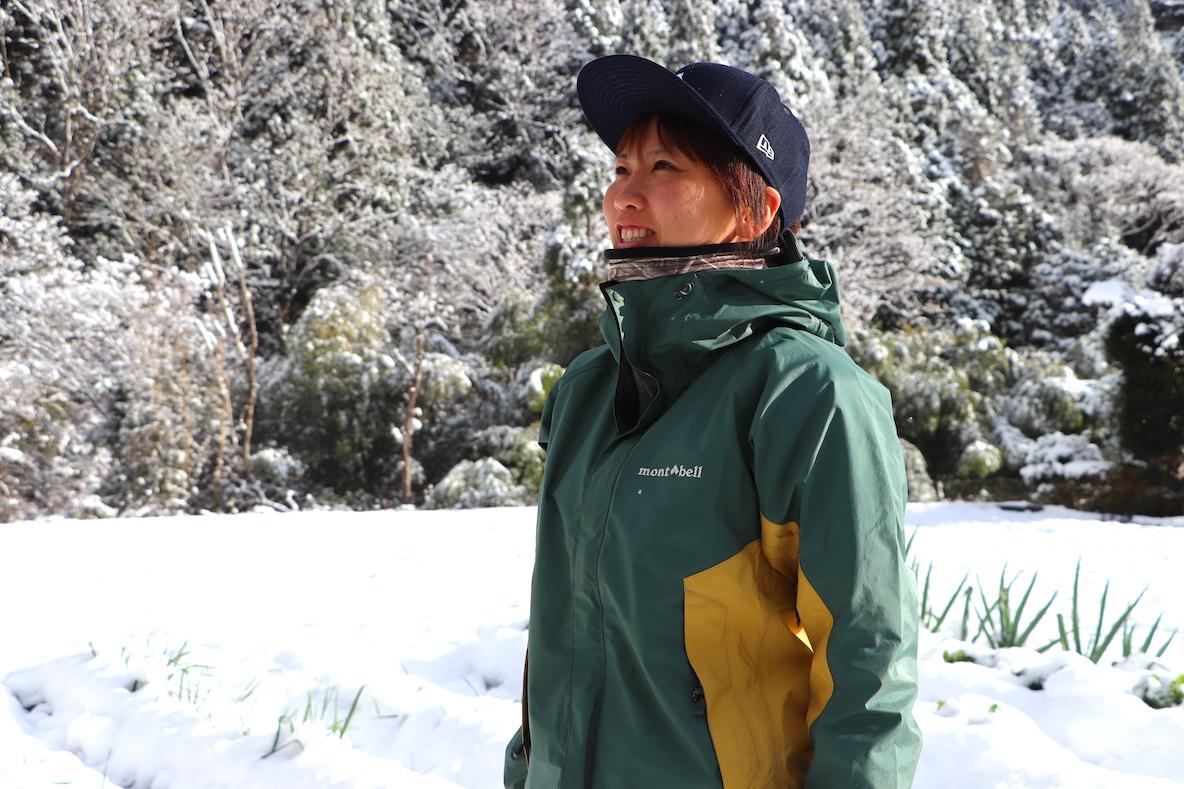 モンベルの「レインワーカージャケット」は、雪かき作業の強い味方 