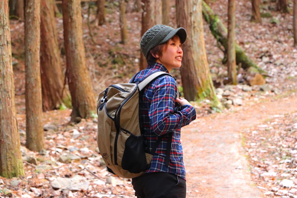 アウトドアから日常まで、幅広く活躍してくれる「山シャツ」の