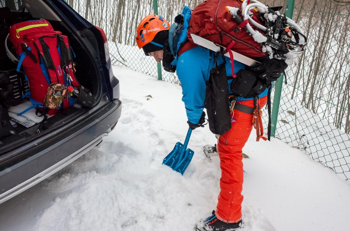 BCAの「BOMBERSHOVEL B-1EXT」を雪山登山初心者にすすめたい理由。軽量