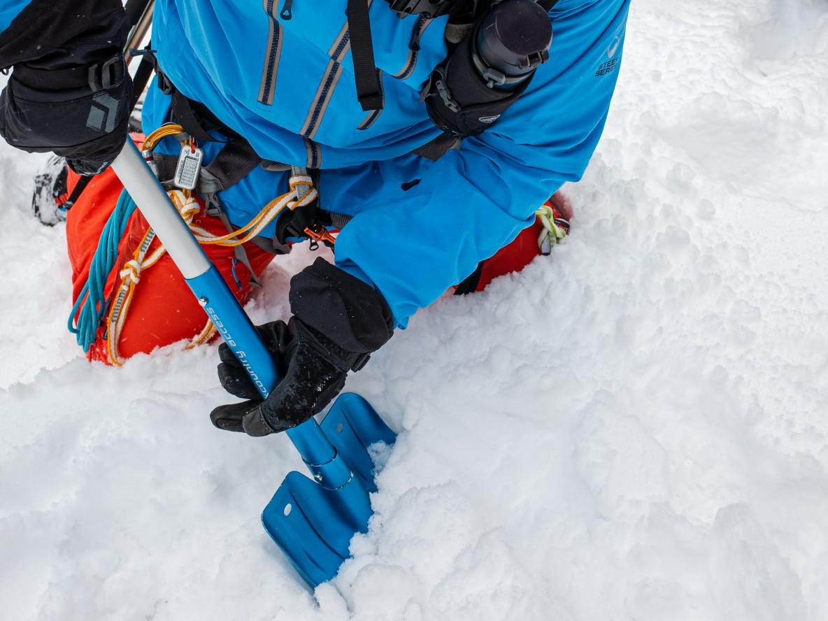 BCAの「BOMBERSHOVEL B-1EXT」を雪山登山初心者にすすめたい理由。軽量