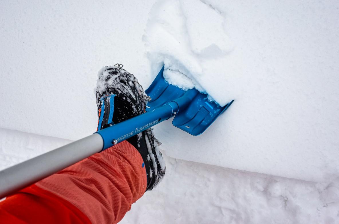 BCAの「BOMBERSHOVEL B-1EXT」を雪山登山初心者にすすめたい理由。軽量