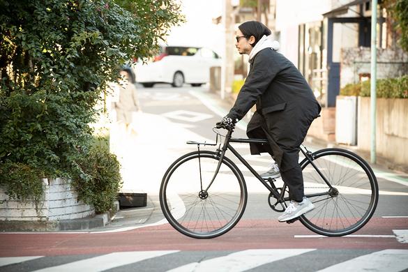自転車はファッションの一部。だから洋服に合わせて“真っ黒カスタム”を 