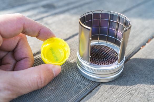 風防・五徳がセットになったアルコールストーブ。必需品…とまで