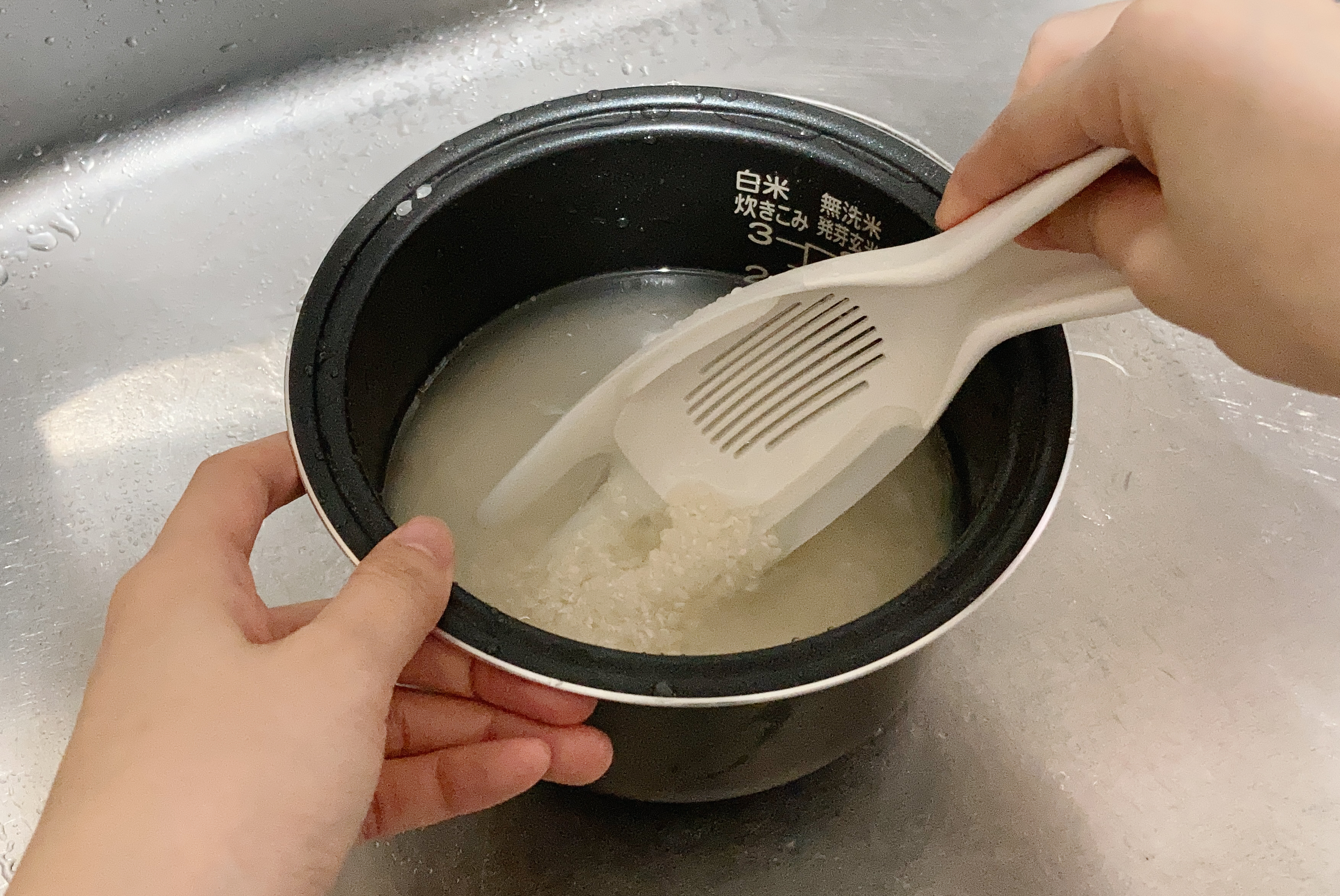 水に触れる時間は0秒！ マーナの「極 お米とぎ」が米とぎの水冷たい