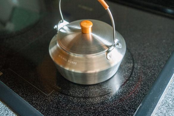 ミニマルワークスの「MINI KETTLE BOGLE」は家の中でも外でも美しい