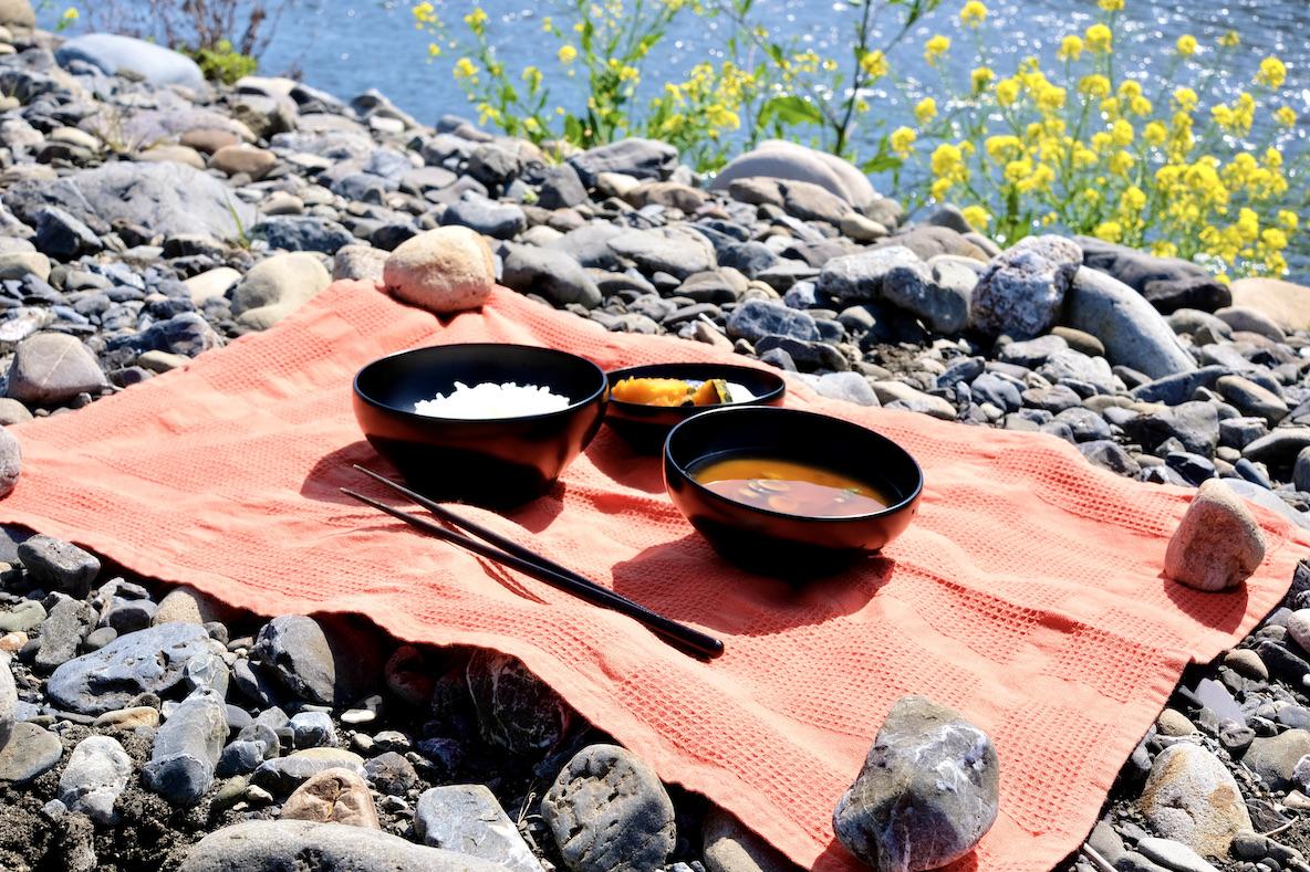 食器を洗った水を飲む 僧侶