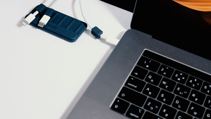 Ankerの「マグネットケーブルホルダー」を使い始めたら、デスクワークの快適性が格段に向上しちゃいました | ROOMIE（ルーミー）