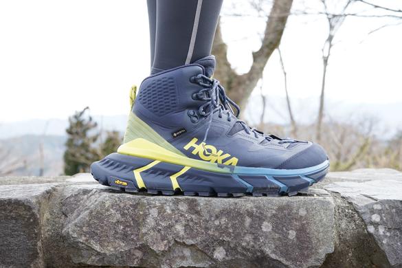 山道で厚底ソール!? HOKA ONE ONEのトレッキングシューズなら下り坂も 