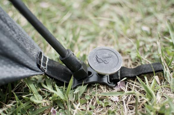 バルブステーク」はハンマーなしでもガッシリ打てる！ 付属品のペグ