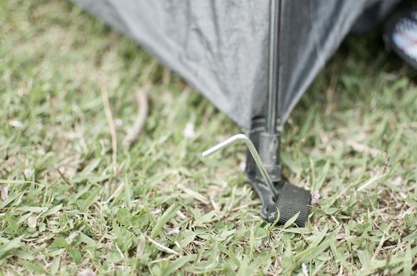 バルブステーク」はハンマーなしでもガッシリ打てる！ 付属品のペグ